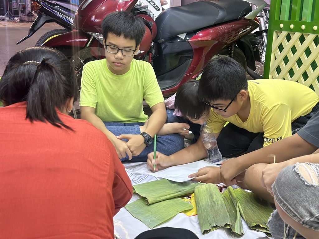 Hình 10: Học viên chuẩn bị bài thuyết trình bằng tiếng Anh về sản phẩm của nhóm mình.