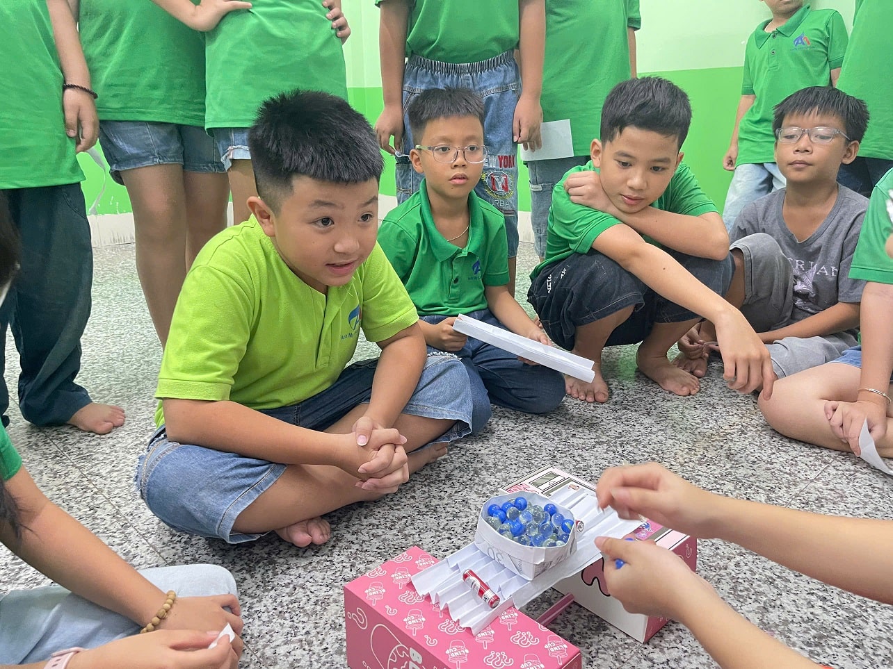 Trải nghiệm các thí nghiệm khoa học và học tiếng Anh
