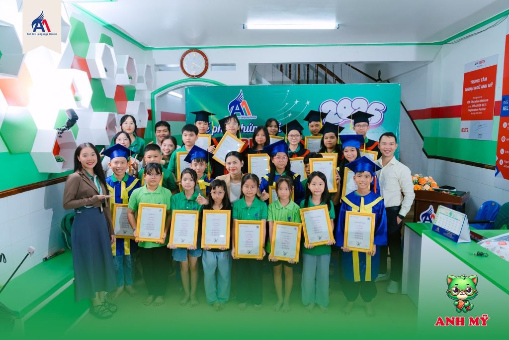 Hình 36: Tập thể Anh Mỹ Tân Châu chụp ảnh check-in khi buổi lễ kết thúc