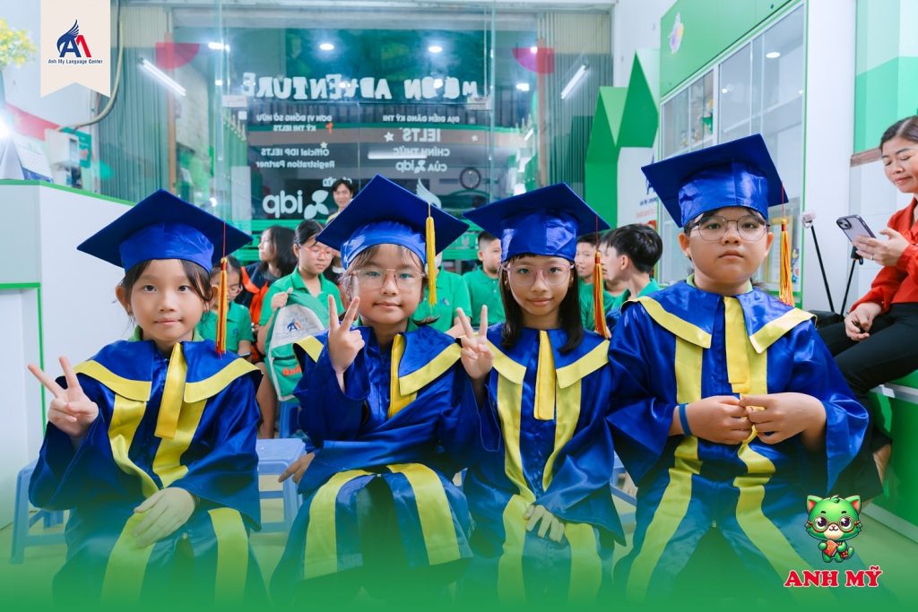 Hình 2: Không khí hào hứng trước giờ tổ chức buổi lễ