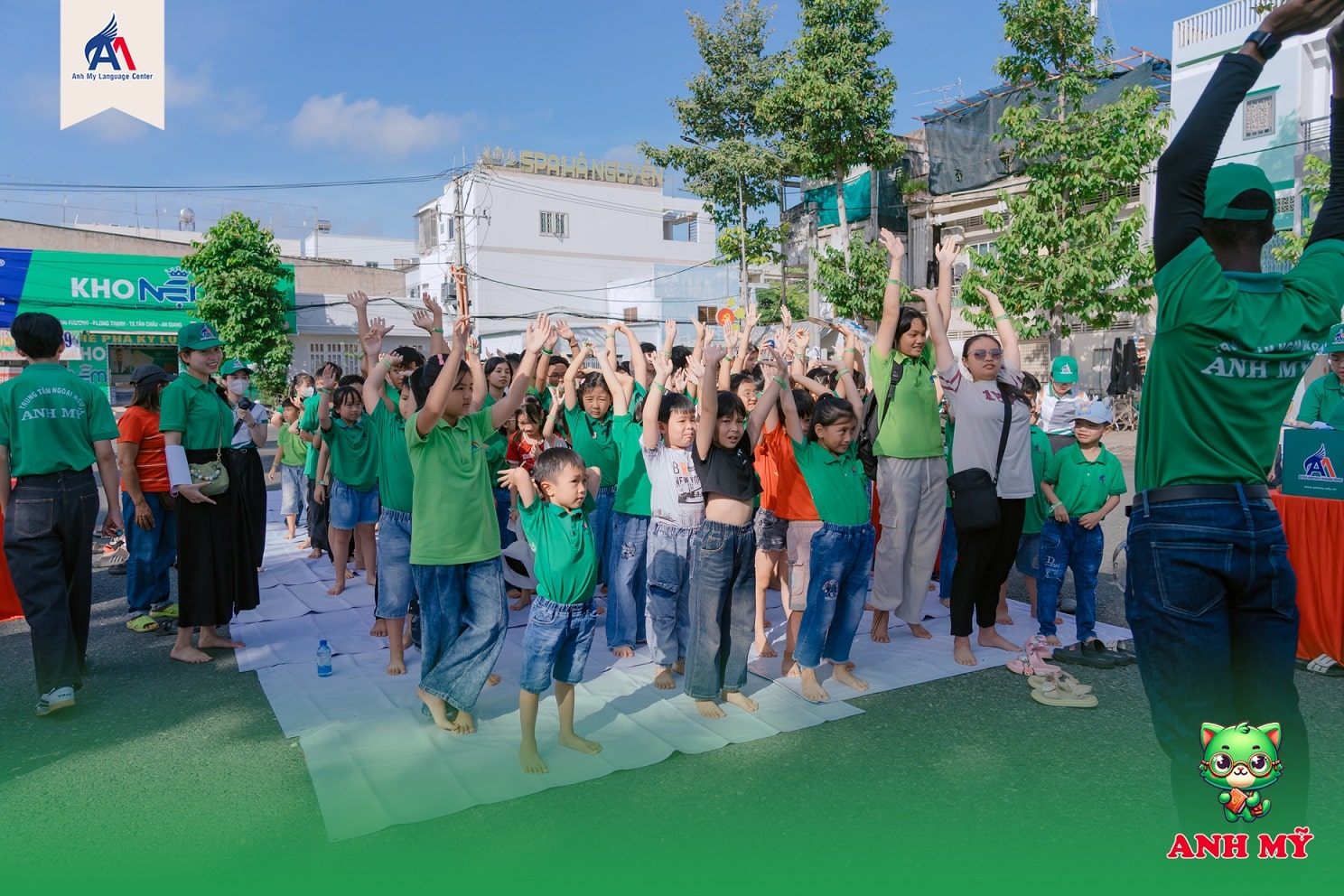 Hình 3: Không khí trò chơi sôi động với sự dẫn dắt của thầy Gayao