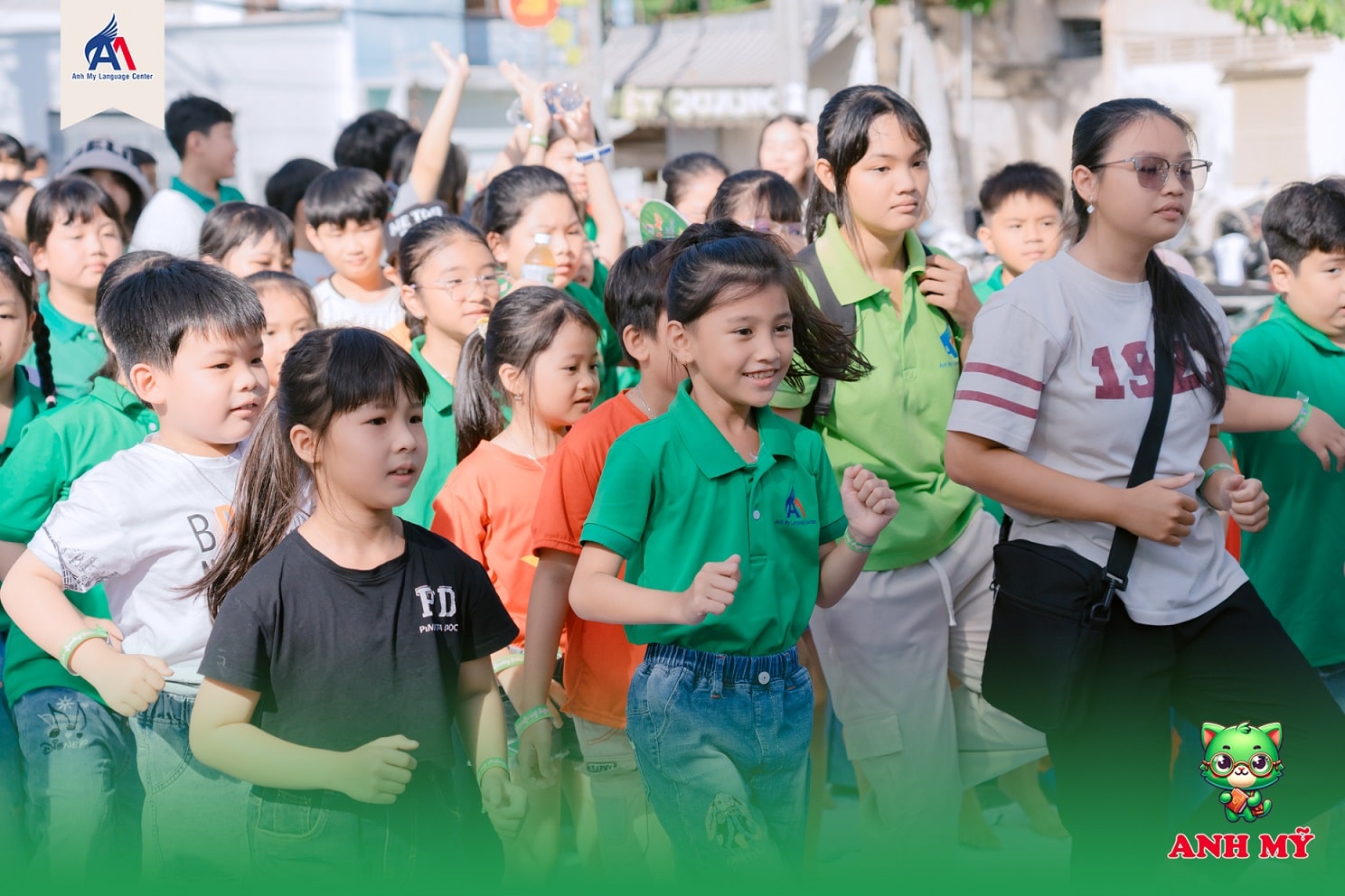 Hình 2: Các bạn nhỏ háo hức tham gia những trò chơi vui nhộn