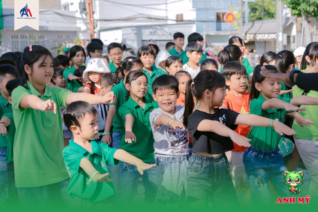 Hình 4: Các bạn nhỏ tự tin hòa mình vào những hoạt động tập thể