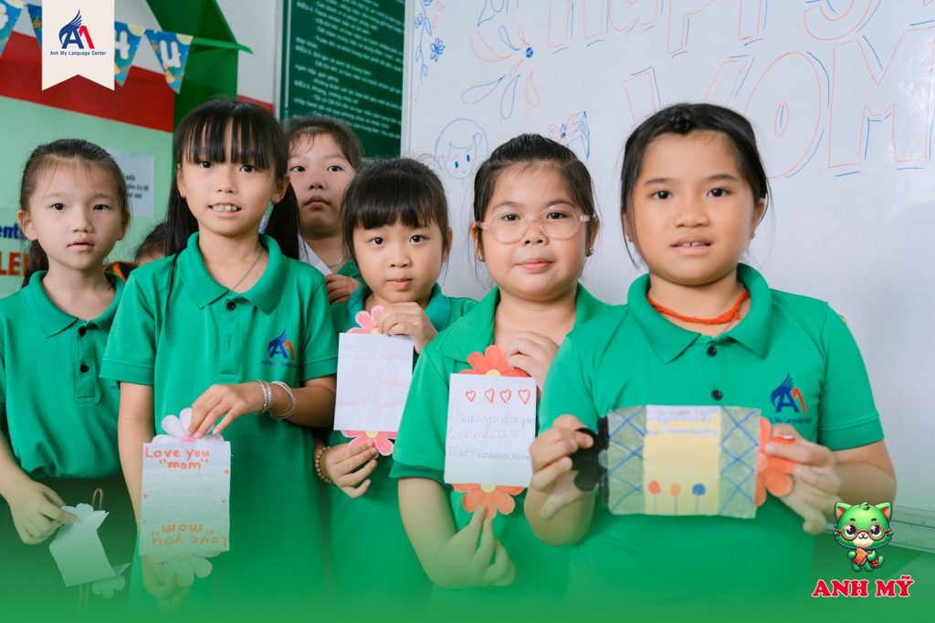 Hình 7: Khoe những sản phẩm độc đáo sau buổi ngoại khóa