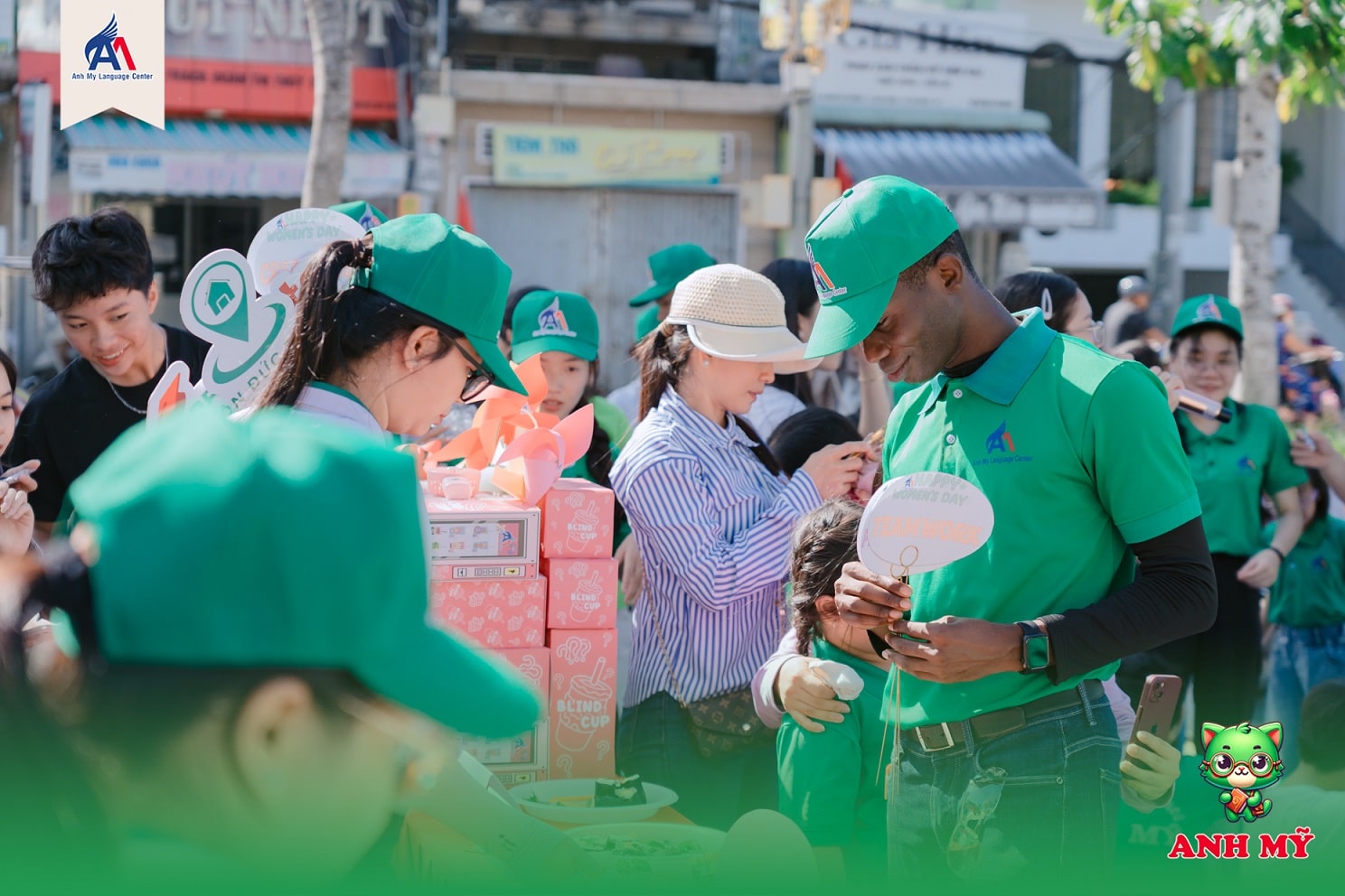Hình 8: Ban Giám khảo chấm điểm trình bày của từng nhóm