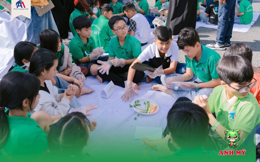 Hình 5: Học viên chia nhóm, tự tay thực hiện món cơm cuộn với sự hướng dẫn của thầy cô