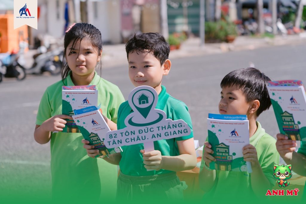 Hình 11: Học viên háo hức cầm trên tay những phần quà độc đáo từ Anh Mỹ