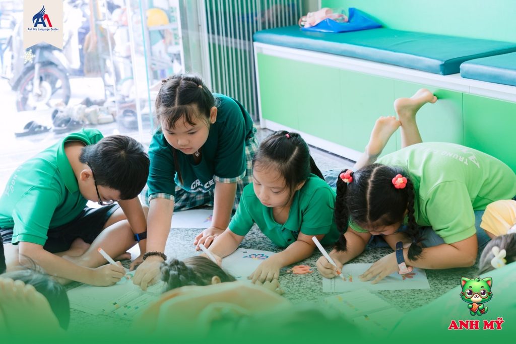Hình 5: Các bạn nhỏ say sưa tham gia sáng tạo những tác phẩm mang dấu ấn cá nhân
