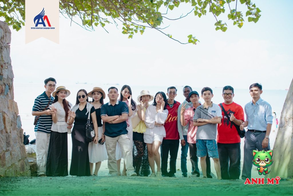 Hình 16: Cùng chụp ảnh check-in bên bờ biển