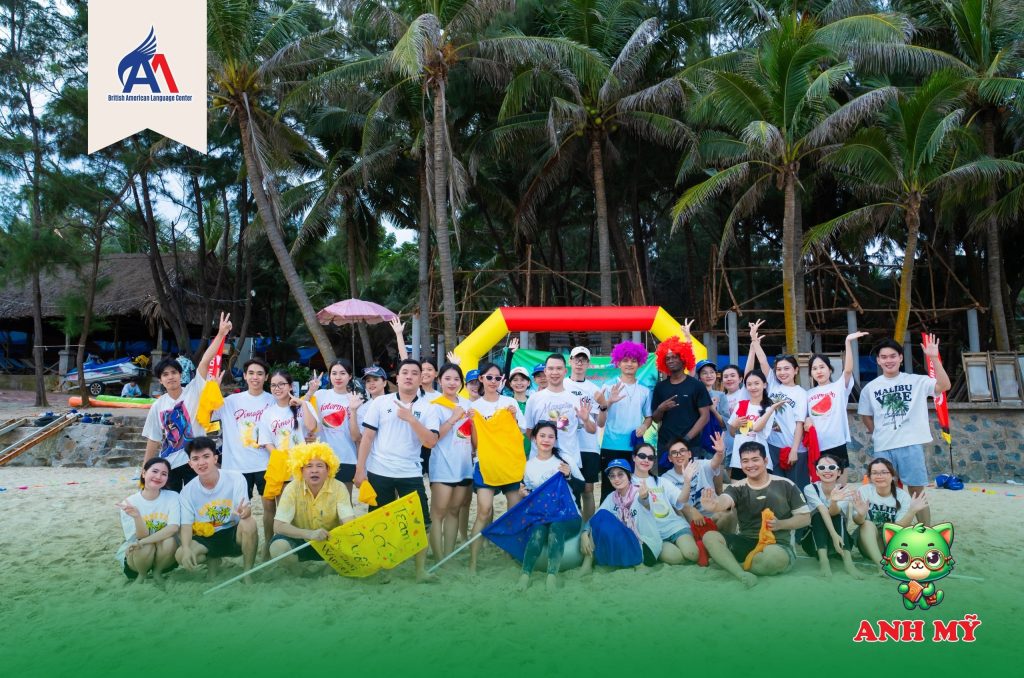 Hình 4: Đoàn tham gia hoạt động "Team building" tại bãi biển