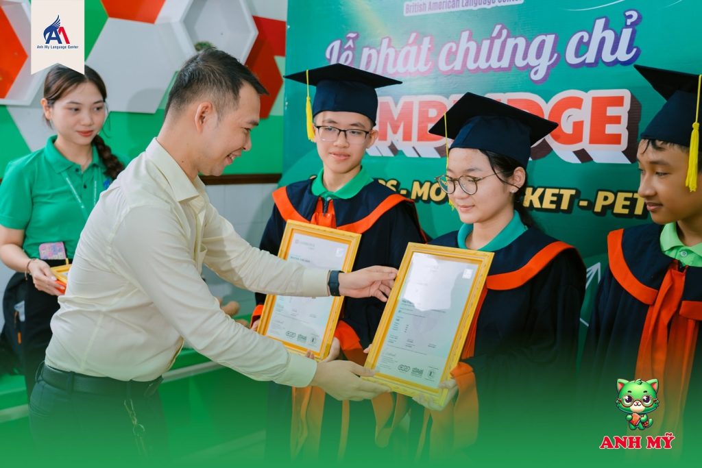 Hình 7: Thầy Trần Ngọc Quí phát chứng chỉ Cambridge cho học viên
