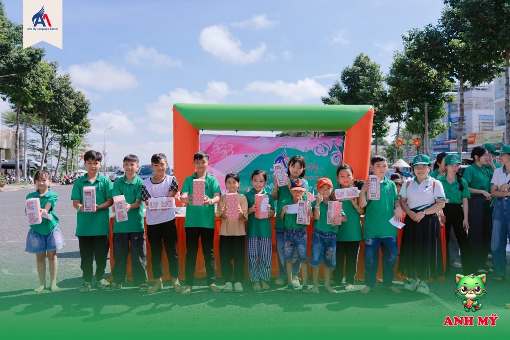 Hình 12: Những nhóm có sản phẩm cùng phần trình bày xuất sắc được nhận quà từ Anh Mỹ