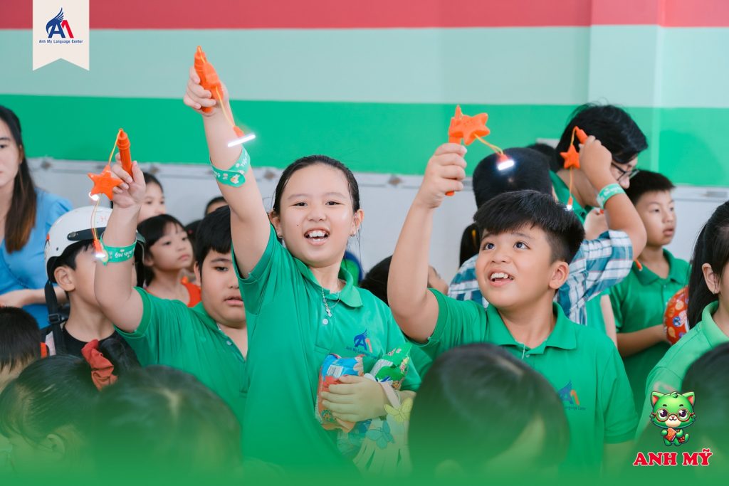 Hình 5: Học viên Anh Mỹ Hồng Ngự háo hức tham gia những trò chơi vui nhộn