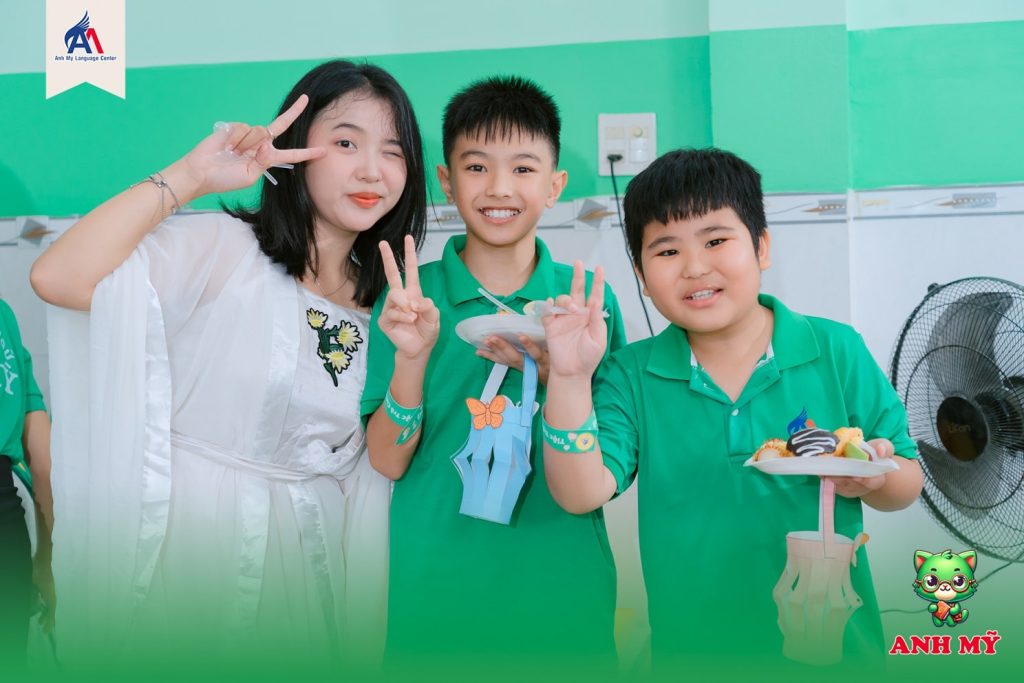 Hình 9: Chụp ảnh check-in cùng chị Hằng