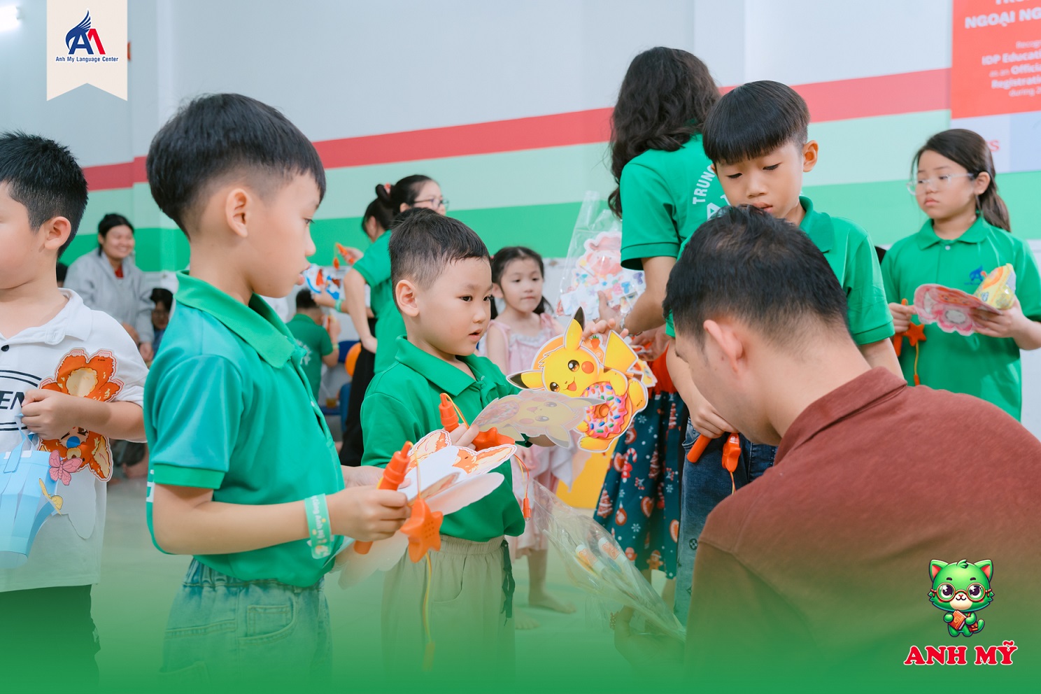 Hình 3: Phần thưởng đặc biệt - chiếc lồng đèn xinh xắn cho mỗi em học viên