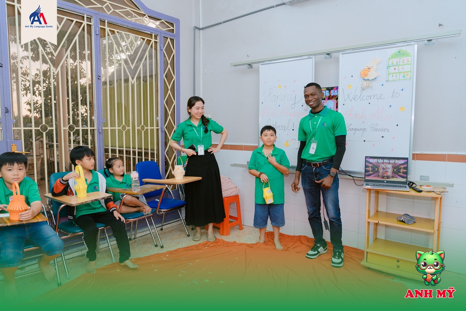 Hình 7: Sàn catwalk đặc sắc cùng chiếc đèn Trung Thu tự thực hiện tại Anh Mỹ Tân Châu