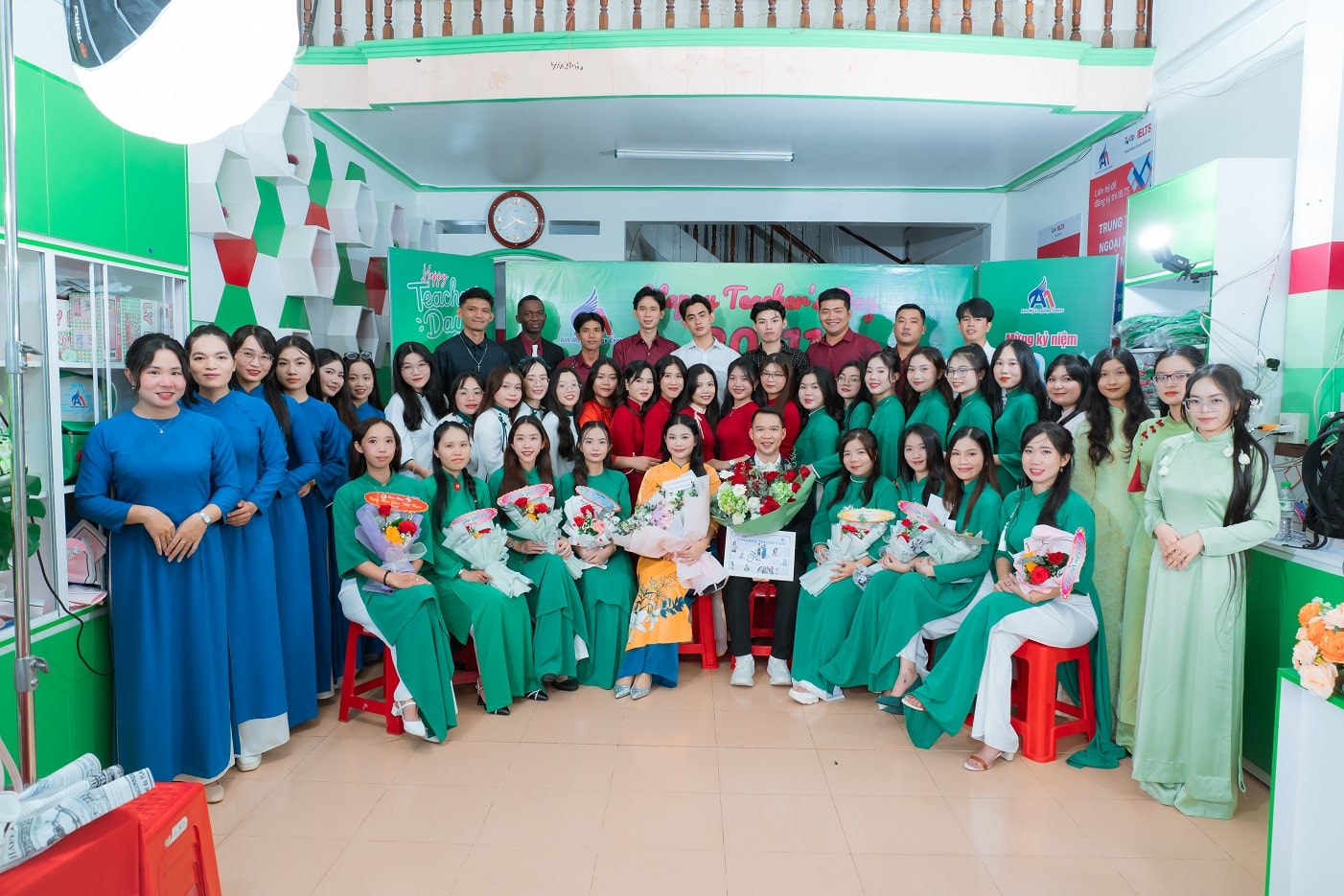 Hình 2: Đội ngũ giáo viên - nhân viên Anh Mỹ từ 4 khu vực Tân Châu, Châu Phú, Phú Tân, Hồng Ngự