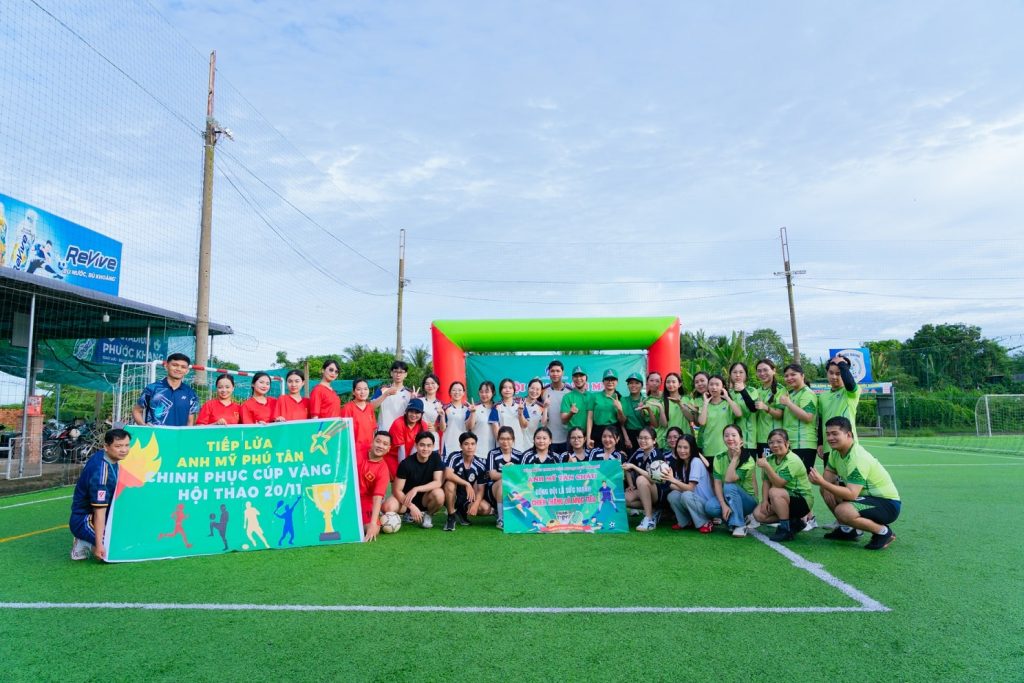 Hình 2: Tập thể giáo viên - nhân viên chụp ảnh check - in trước giải đấu