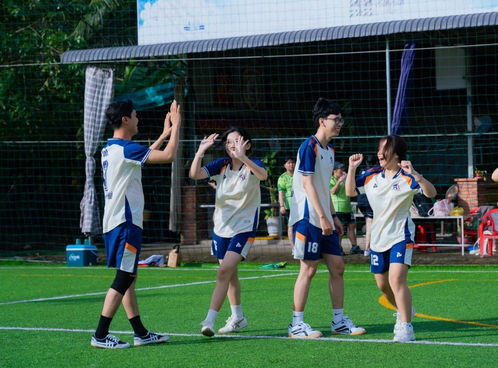 Hình 10: Các thành viên cùng chúc mừng khi ghi bàn