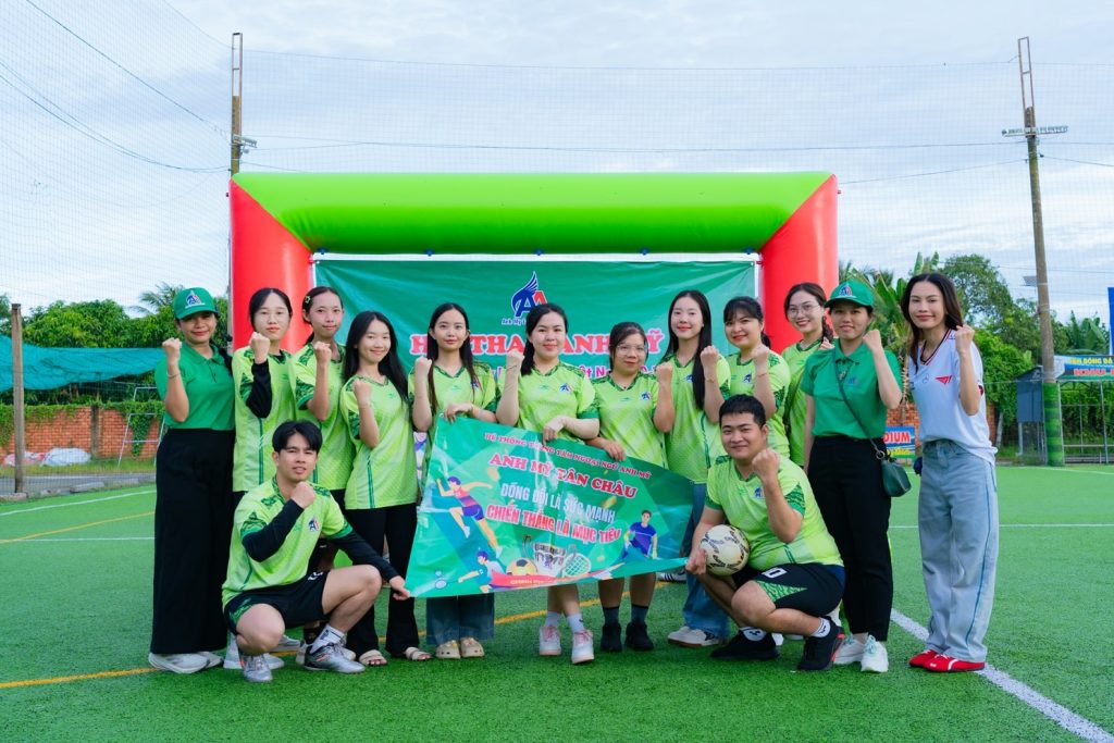 Hình 3: Đội hình Anh Mỹ Tân Châu chào sân