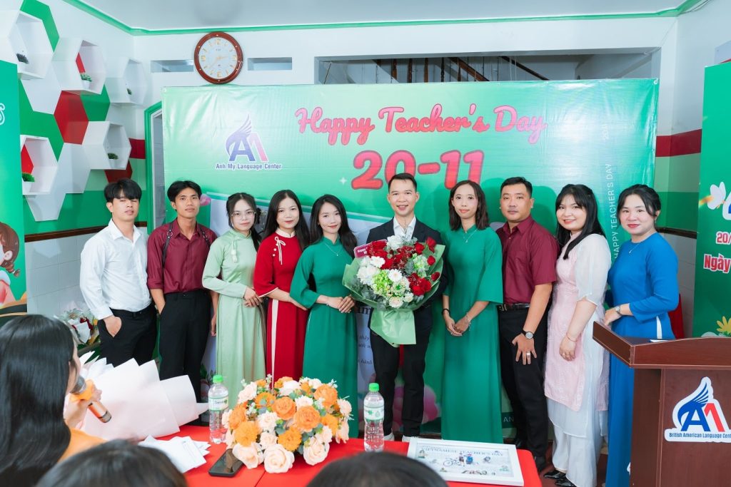 Hình 3: Tập thể chụp ảnh check-in trước khi buổi lễ bắt đầu