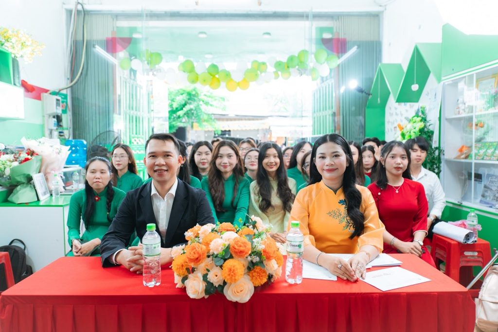 Hình 5: Buổi lễ chính thức bắt đầu