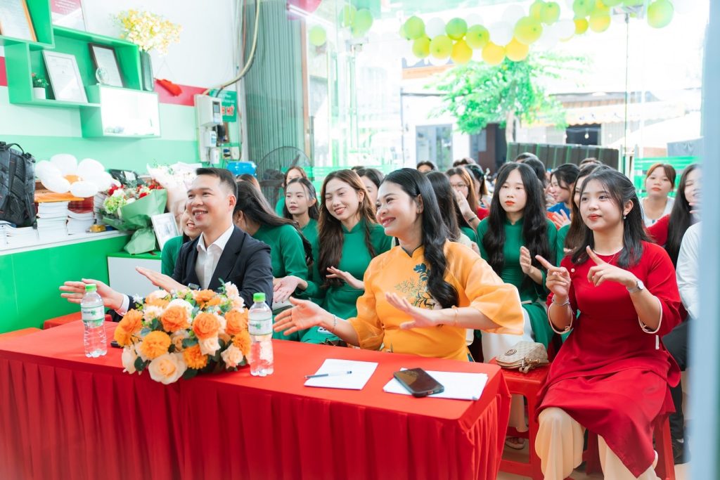 Hình 11: Tập thể hòa mình vào những phần văn nghệ đặc sắc