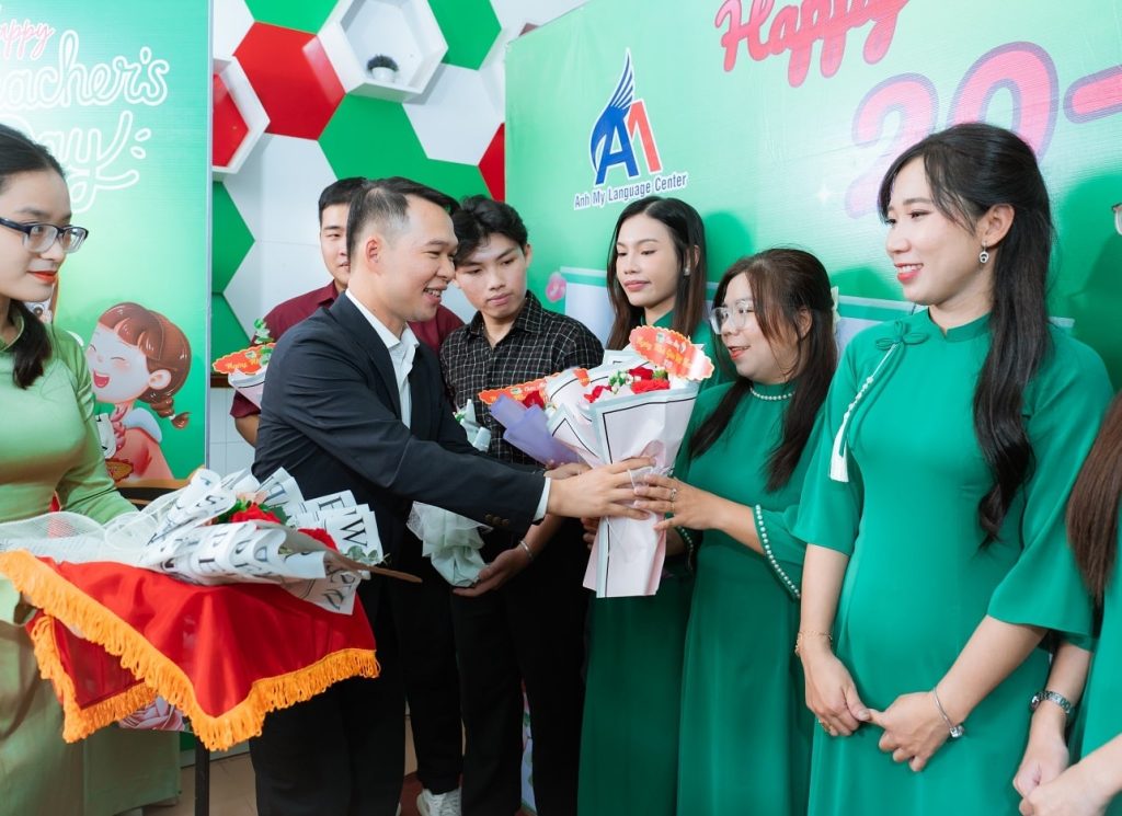 Hình 7: Trao tặng hoa và quà cho các thầy cô