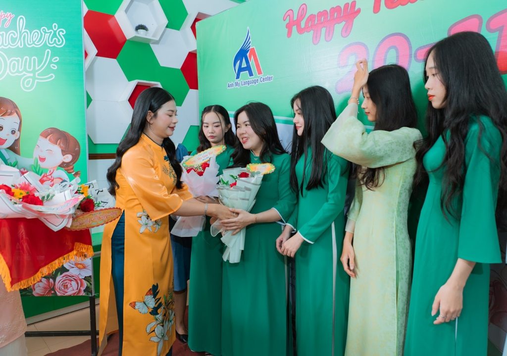 Hình 8: Trao tặng hoa và quà cho các thầy cô