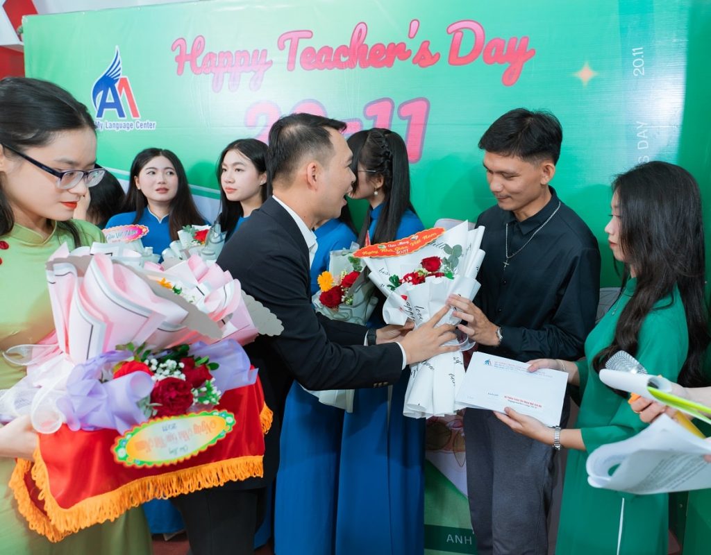 Hình 9: Trao tặng hoa và quà cho các thầy cô