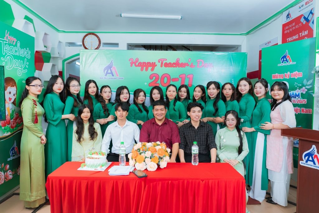 Hình 12: Tập thể giáo viên Anh Mỹ Tân Châu