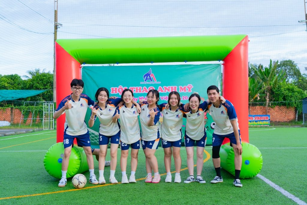Hình 4: Đội hình Anh Mỹ Châu Phú chào sân