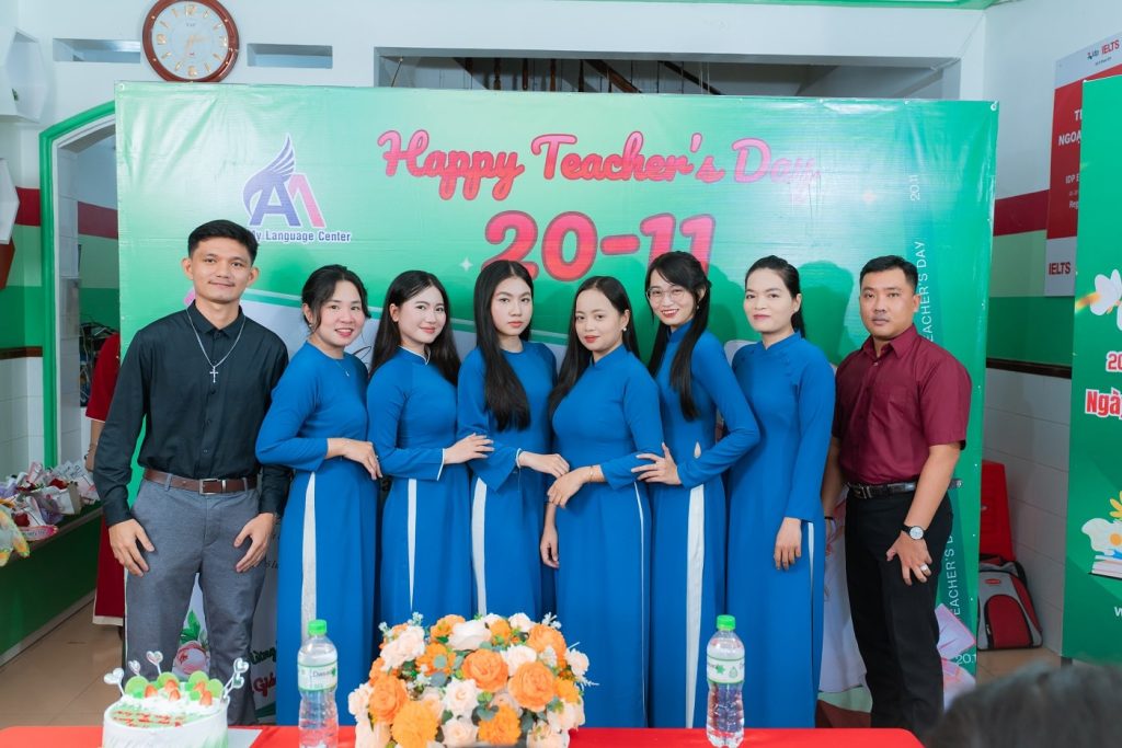 Hình 14: Tập thể giáo viên Anh Mỹ Phú Tân