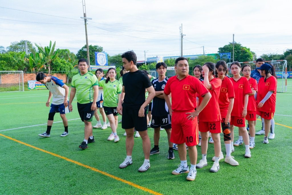 Hình 7: Các cầu thủ tập trung khởi động trước khi vào trận đấu đầu tiên