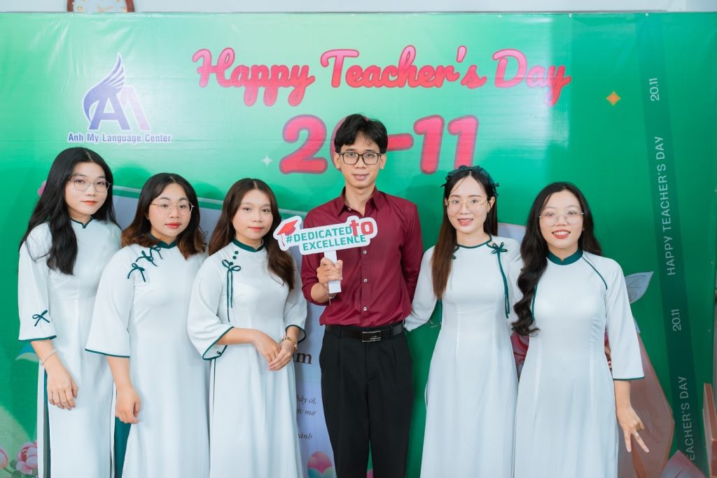 Hình 13: Tập thể giáo viên Anh Mỹ Châu Phú