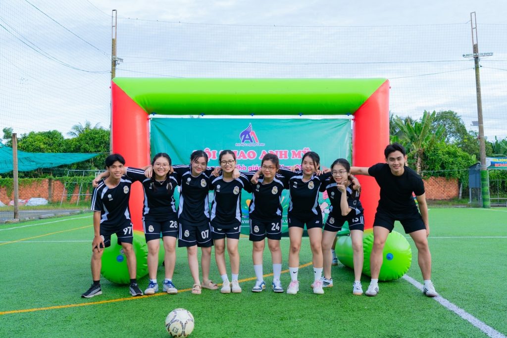 Hình 6: Đội hình Anh Mỹ Hồng Ngự chào sân