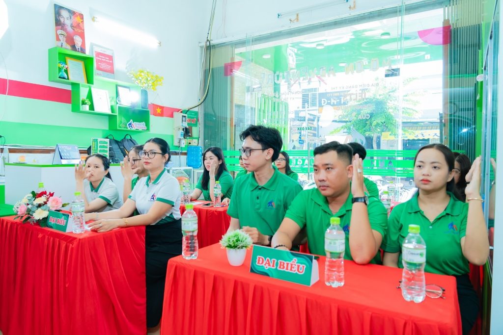 Hình 3: Đoàn viên bỏ phiếu biểu quyết tại Đại hội