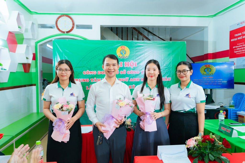 Hình 7: Ban Chấp hành nhiệm kỳ mới ra mắt toàn thể đoàn viên