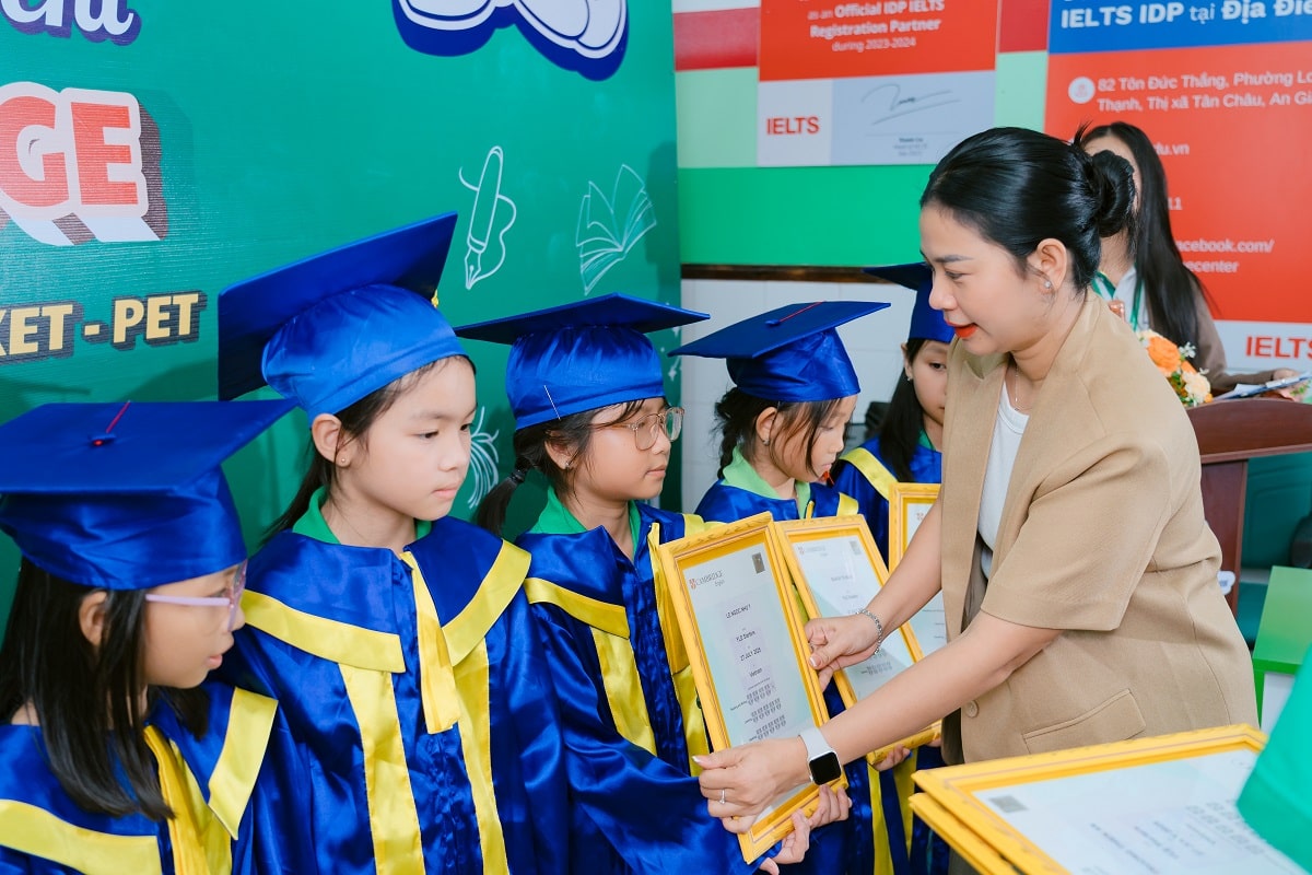 Lễ phát chứng chỉ Cambridge