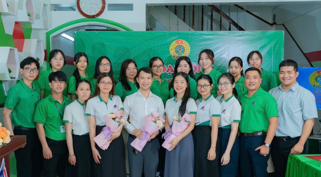 Hình 8: Toàn thể đoàn viên chụp ảnh check in khi Đại hội bế mạc