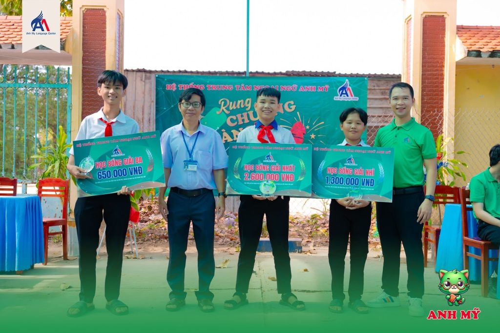 Hình 9: Chúc mừng những nhà vô địch tại hội thi