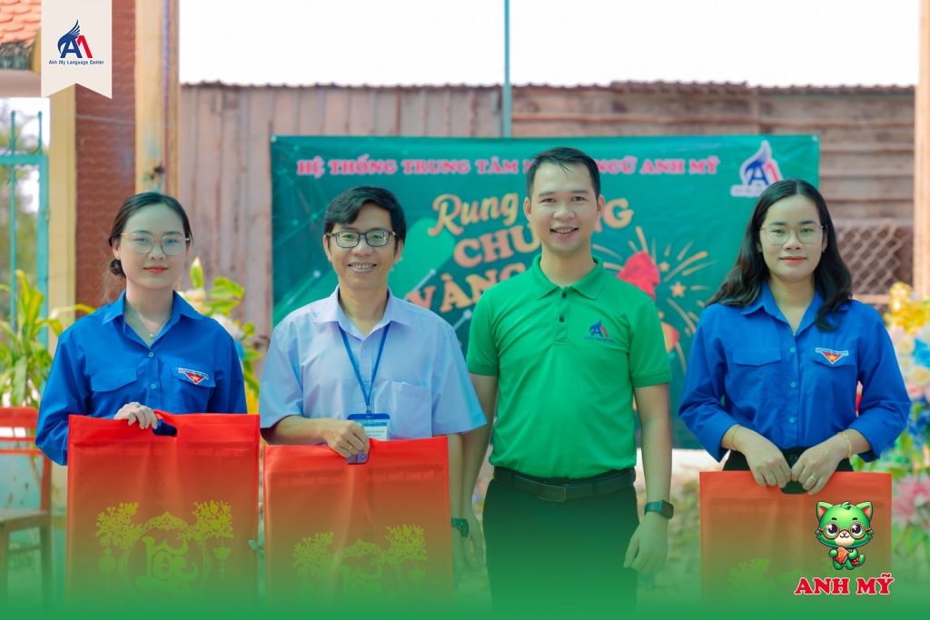 Hình 11: Anh Mỹ tặng quà lưu niệm cho Đoàn xã và nhà trường