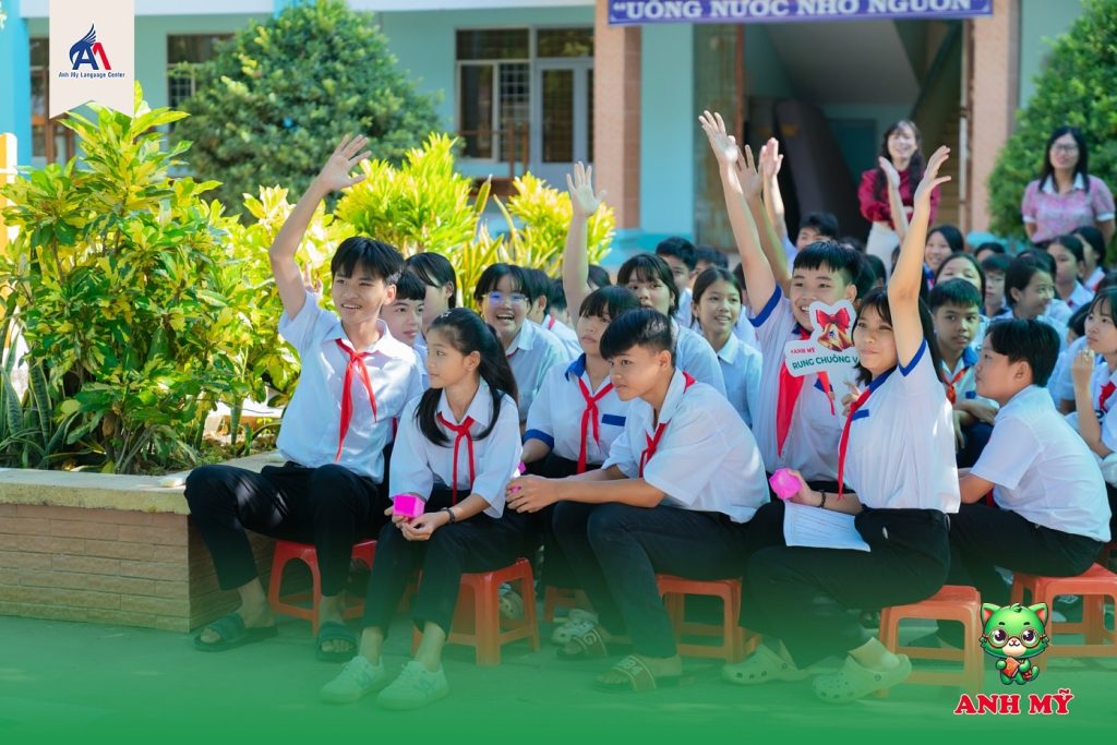 Hình 6: Các bạn học sinh tích cực giao lưu phần câu hỏi dành cho khán giả