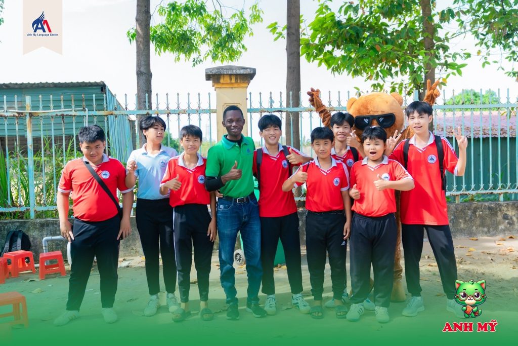 Hình 2: Chụp ảnh check-in cùng giáo viên nước ngoài trước hội thi