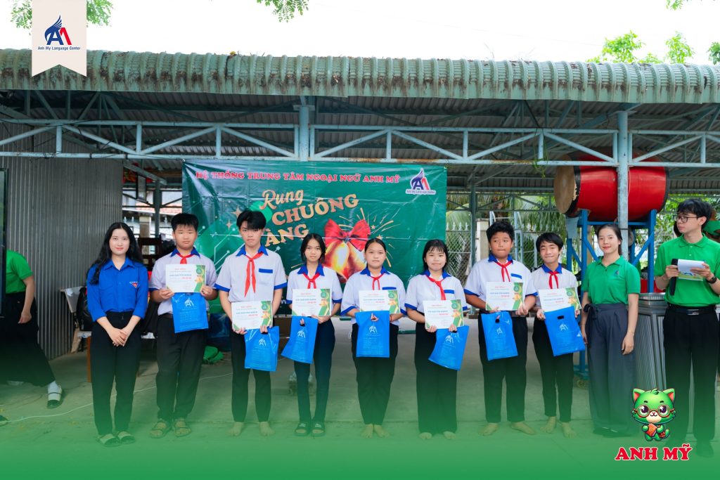 Hình 12: Chúc mừng 7 thí sinh đạt giải khuyến khích