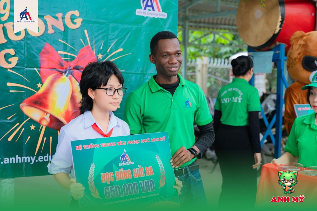 Hình 11: Chúc mừng em Phan Trần Thanh Ngọc xuất sắc giành Giải Ba với học bổng trị giá 650.000 VNĐ