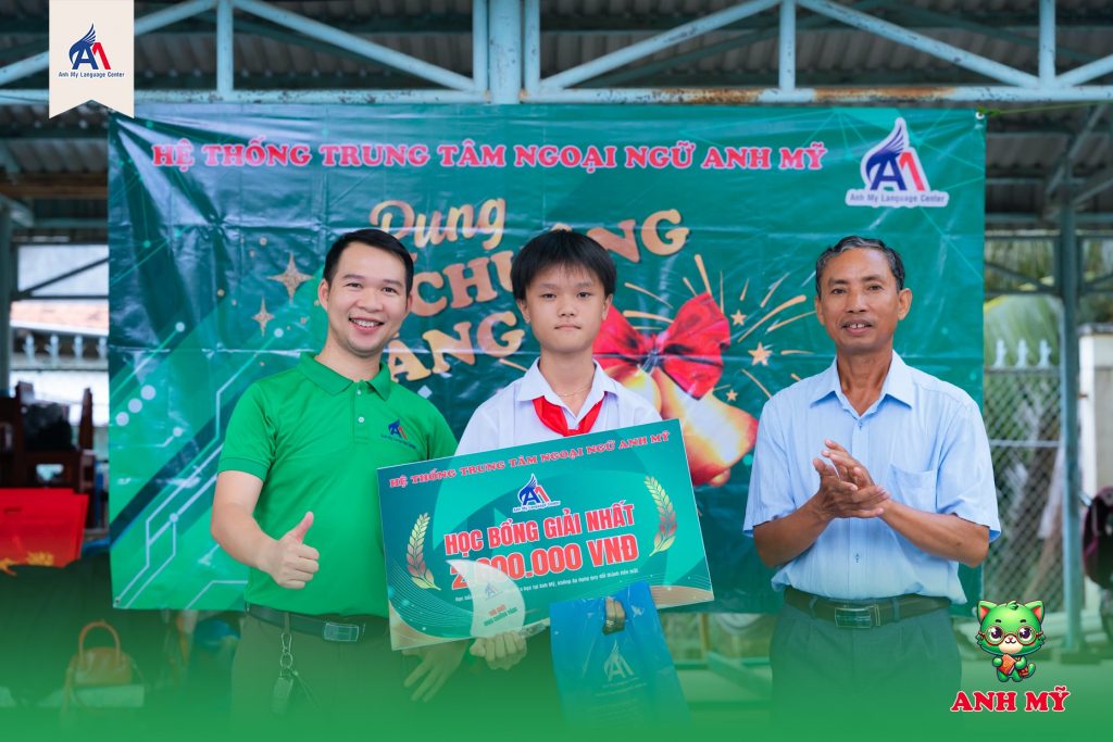 Hình 9: Chúc mừng em Nguyễn Quốc Tín xuất sắc giành Giải Nhất với học bổng trị giá 2.600.000 VNĐ