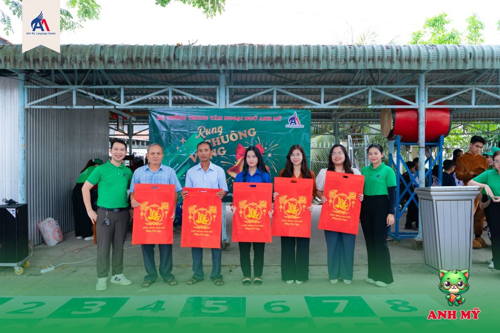 Hình 13: Anh Mỹ tặng quà lưu niệm cho Đoàn xã và nhà trường