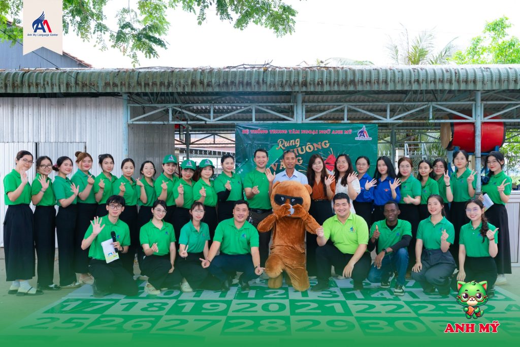 Hình 15: Đoàn cùng chụp ảnh check-in bế mạc hội thi