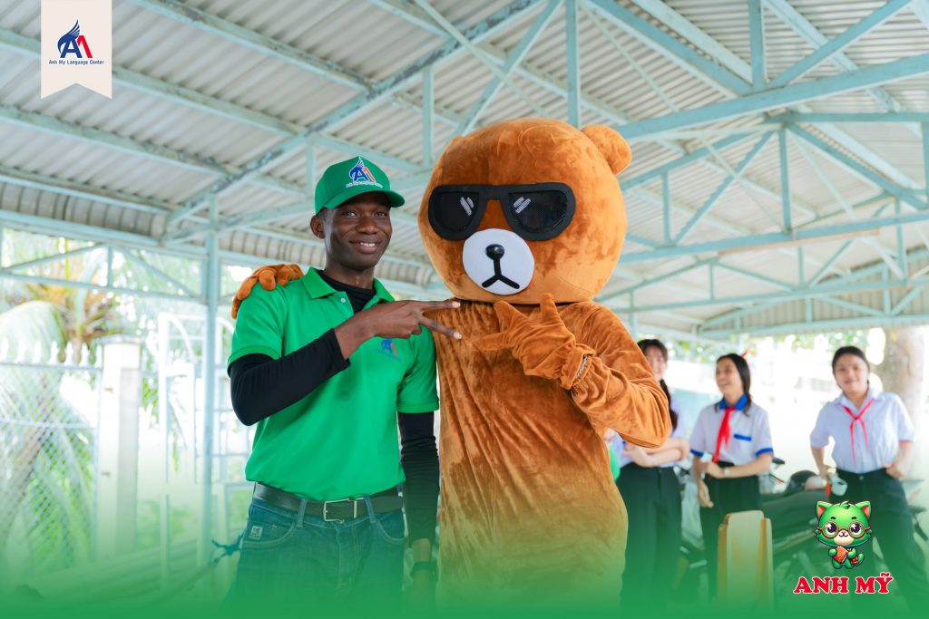 Hình 5: Check-in cùng mascot Anh Mỹ